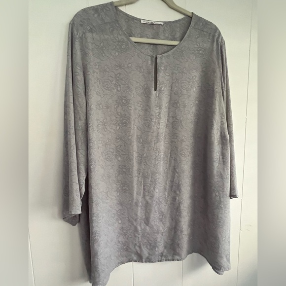 Violet & Claire Gray Floral Tunic Blouse Size 3X - Picture 4 of 9